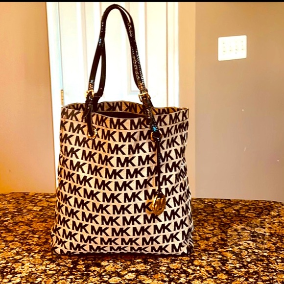 Gorgeous MICHAEL KORS Big Detailed Classy Tote Hand Bag . - Picture 7 of 9